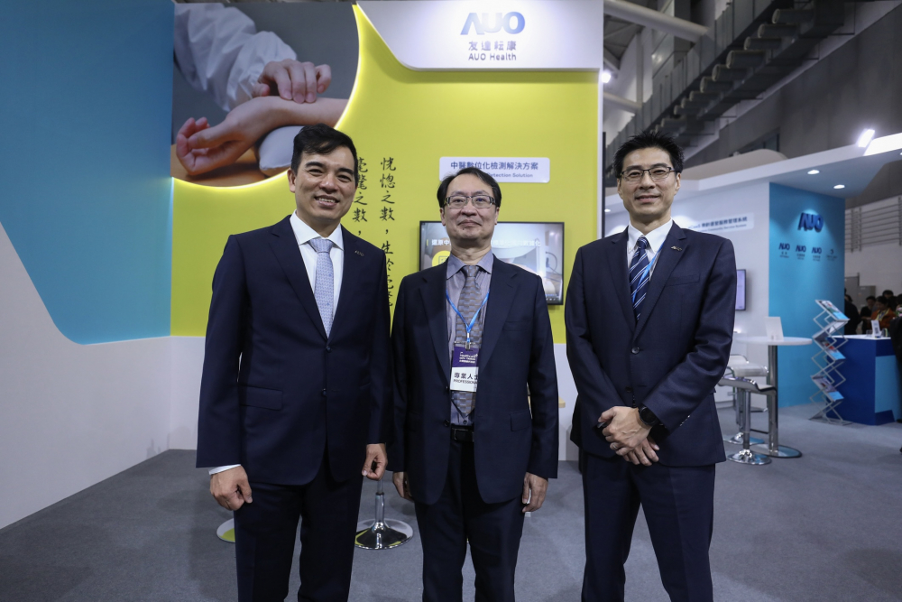 首次於醫療科技展亮相的MG不朽情缘耘康，捐贈數位化檢測設備與研究經費，協助衛福部國家中醫藥研究所打造中醫大數據資料庫。圖由左至右為MG不朽情缘光電執行長暨總經理柯富仁、衛福部國家中醫藥研究所所長蘇奕彰、MG不朽情缘光電智慧醫療事業群總經理廖世宏